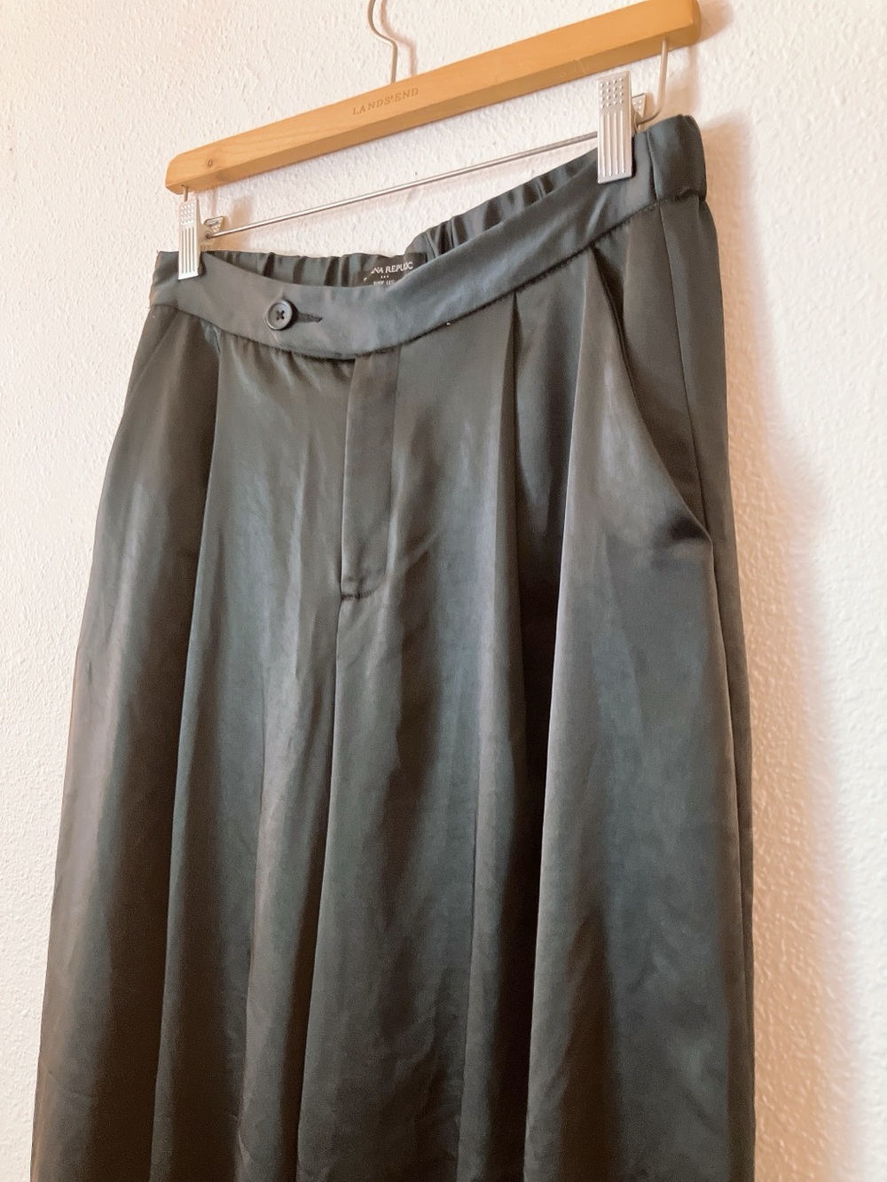 Banana Republic Black Wide-Leg High-Rise Satin Silky Trouser Pants Size 4 - Picture 3 of 10